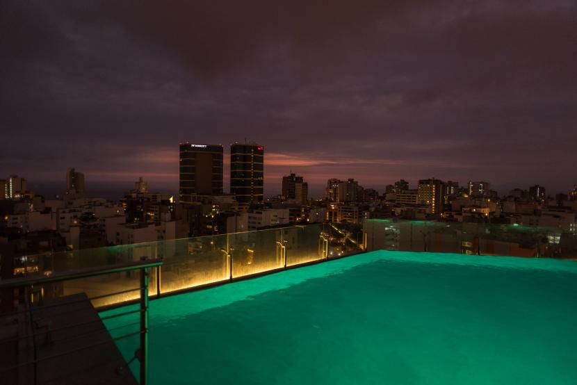 Hilton Lima zwembad avond